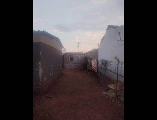 2 BEDROOM HOUSE FOR SALE IN ZONKIZIZWE EXT 2